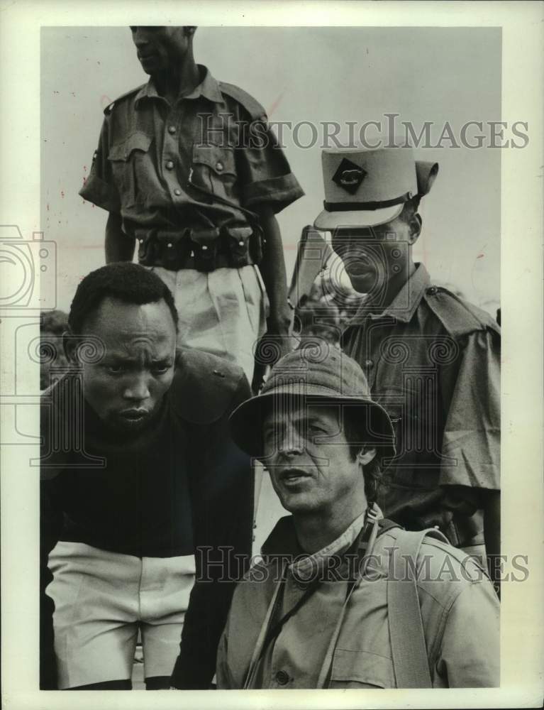 1972 journalist George Plimpton with guides on Kenya safari - Historic Images