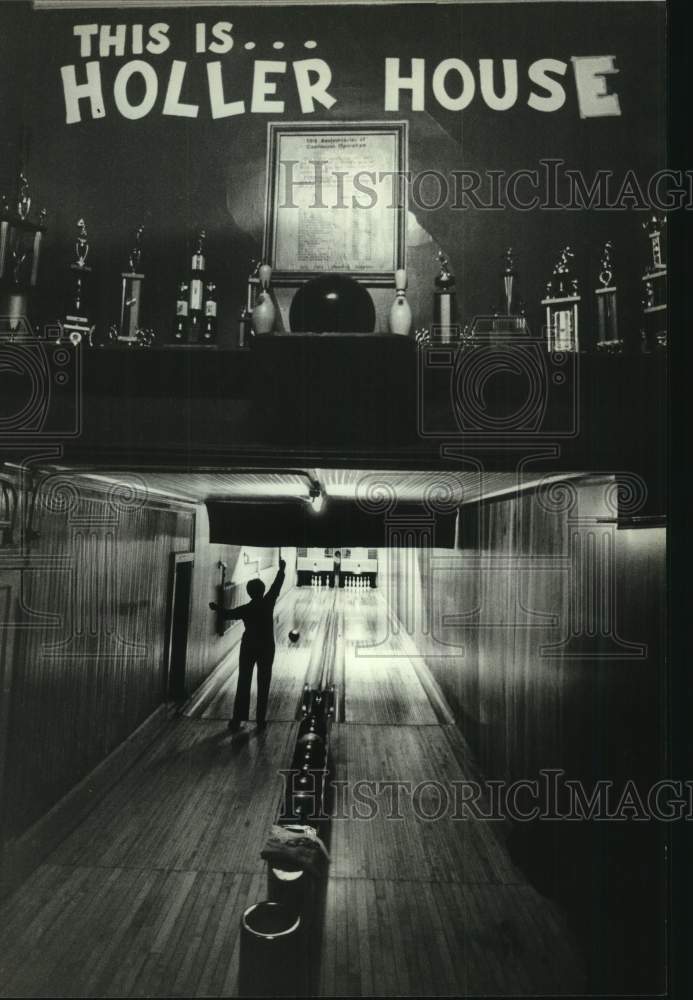 1985 Press Photo Bowler at Skowronski&#39;s below Holler House on the South Side - Historic Images