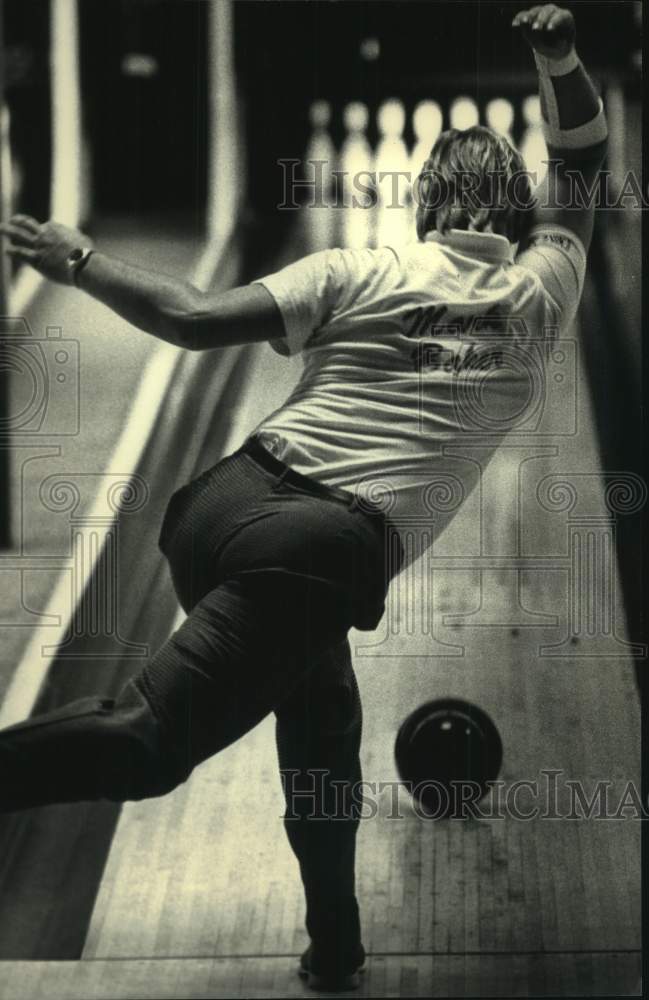 1988 Press Photo Bowler Mark Baker practices at Red Carpet Celebrity Lanes - Historic Images