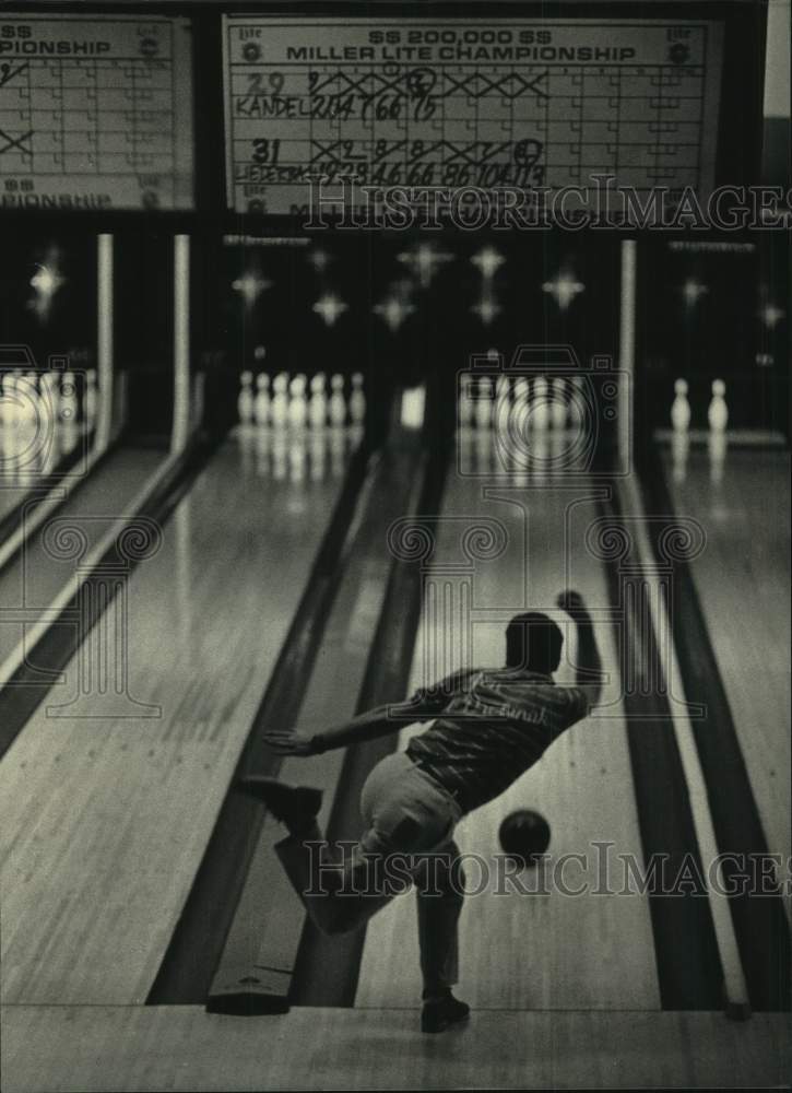 1987 Press Photo Bowler Jon O&#39;Drobinak at Red Carpet Celebrity Lanes - mjc30531 - Historic Images