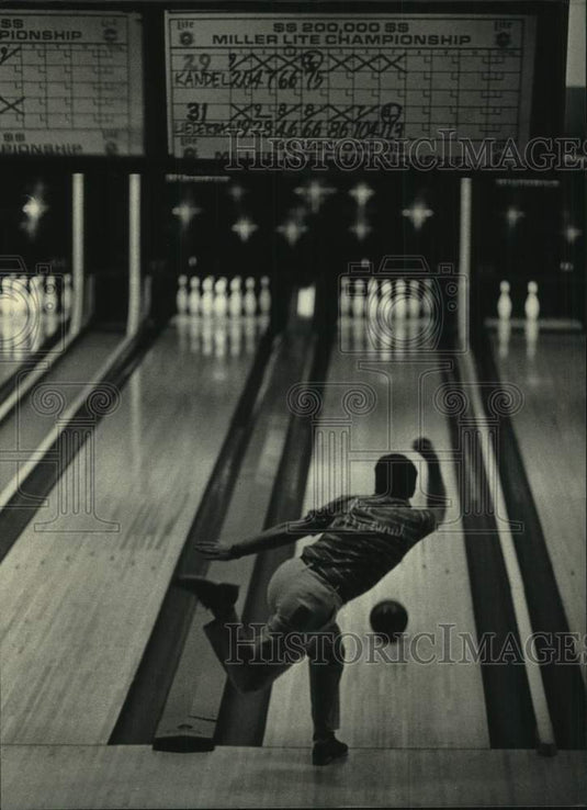 1987 Press Photo Bowler Jon O'Drobinak at Red Carpet Celebrity Lanes - mjc30531 - Historic Images