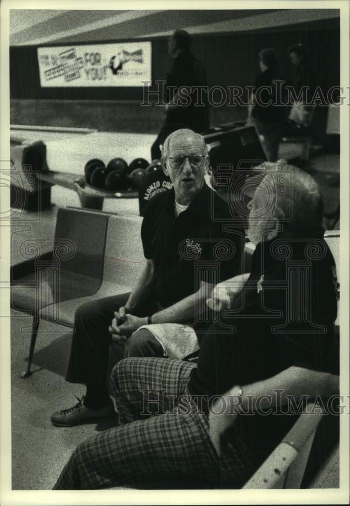 1990 Press Photo Bowlers Wally Nehre and Max Scherbarth sit at bowling lanes - Historic Images