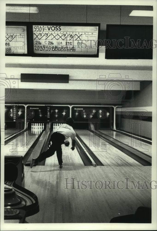 1989 Press Photo Pro bowler Brian Voss leads Milwaukee Classic tournament - Historic Images