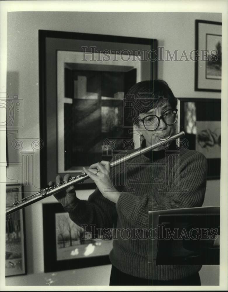 Press Photo Dr. Cynthia Stevens playing a flute - mjc30553 - Historic Images