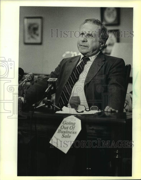 1983 Press Photo Businessman Edward Stein sits before microphones, Milwaukee - Historic Images