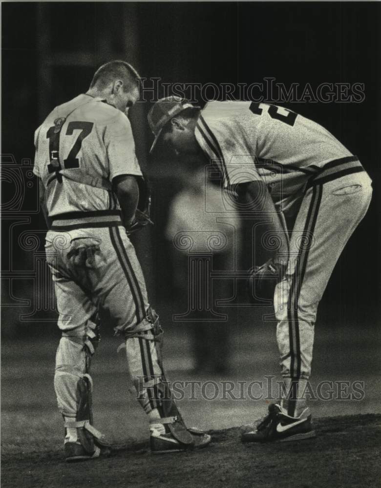 1991 Press Photo Arrowhead pitcher Brian Steinbach consoled by Jason Sandri. - Historic Images