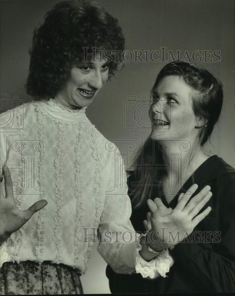 1982 Press Photo Actresses Mary Stein and Barbara Danner one time classmates - Historic Images