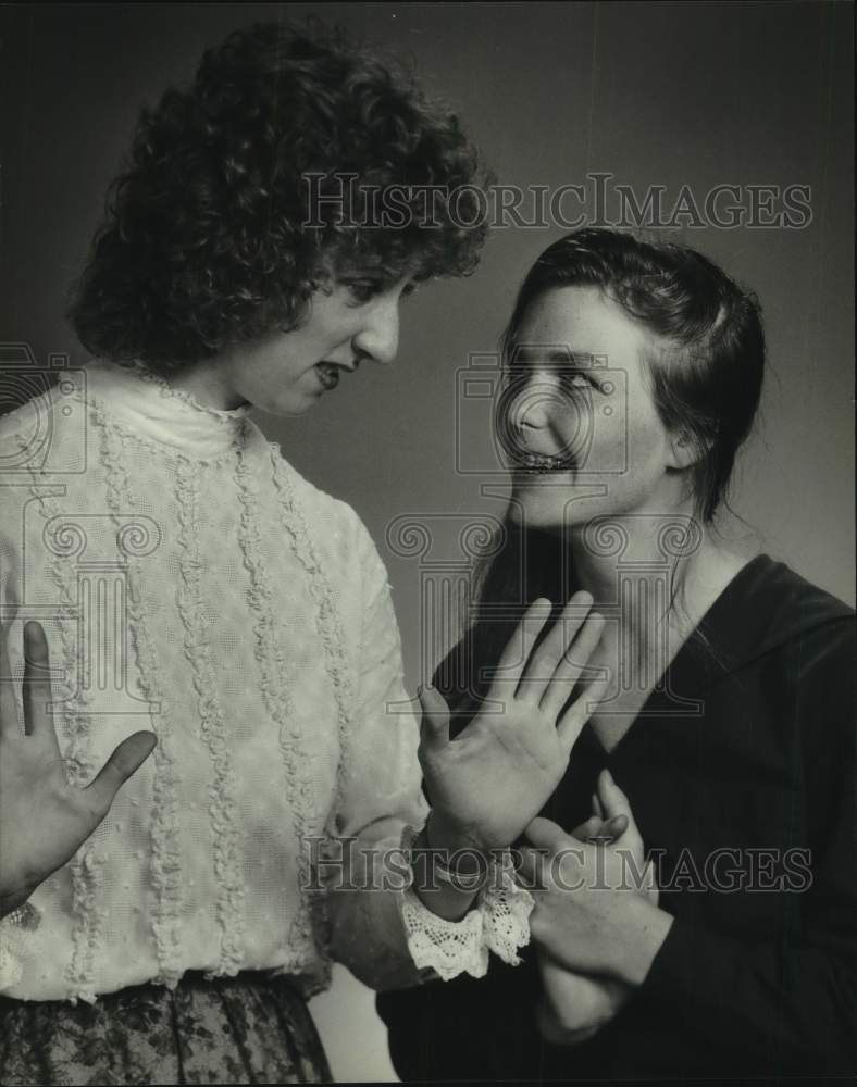 1982 Press Photo Actresses Mary Stein and Barbara Danner, Milwaukee - mjc30612 - Historic Images