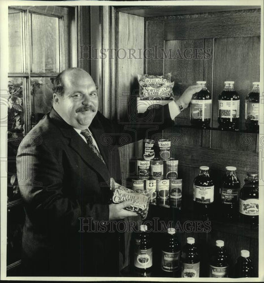 1993 Press Photo John Swendrowski showing his Northland Cranberries products, WI - Historic Images