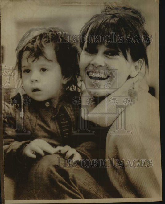 1975 Press Photo Actress Jane Fonda & her son in Leningrad, USSR - mjc30642 - Historic Images