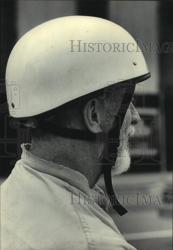 1983 Press Photo Man wearing a safety helmet-Head injuries Can Linger - Historic Images