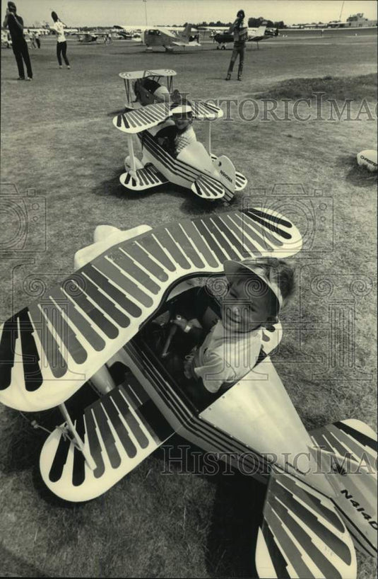 1987 Press Photo Mark Carey in pint sized biplane at EAA Fly-In in Oshkosh. - Historic Images