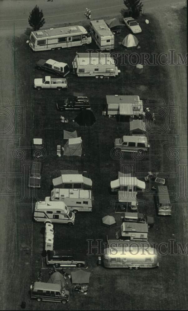 1987 Press Photo Camping trailers, trucks, vans &amp; tents at EAA Fly-In - Historic Images