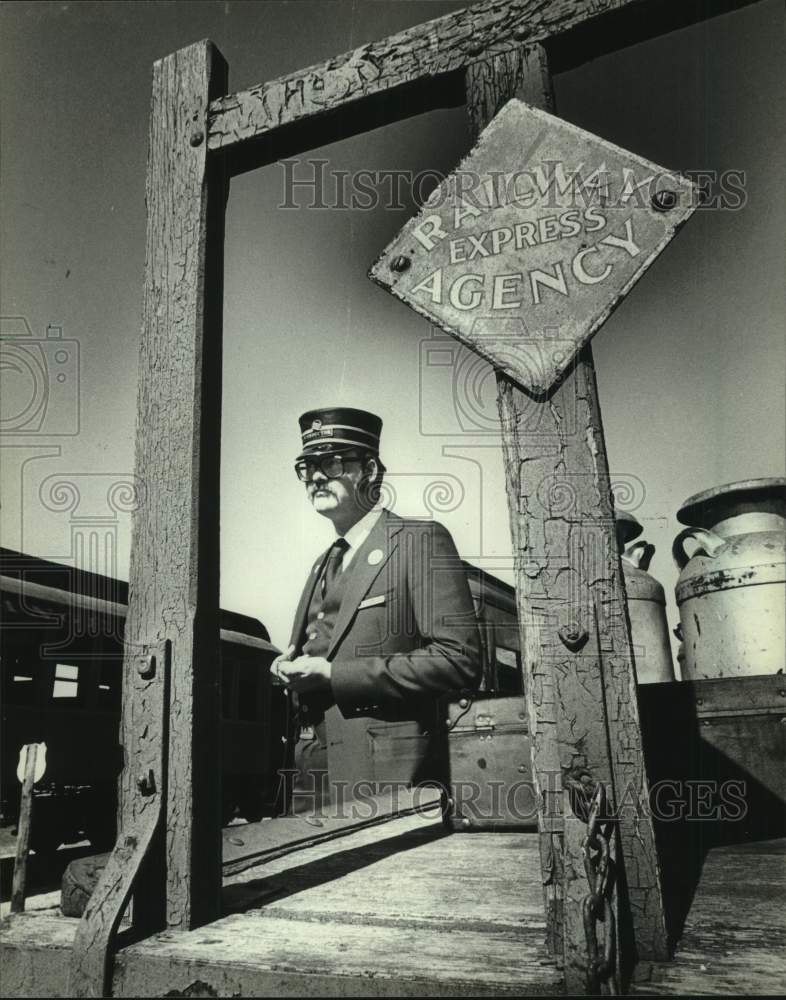 1981 Press Photo Train conductor Robert Welke, Mid-Continent Railway Museum - Historic Images