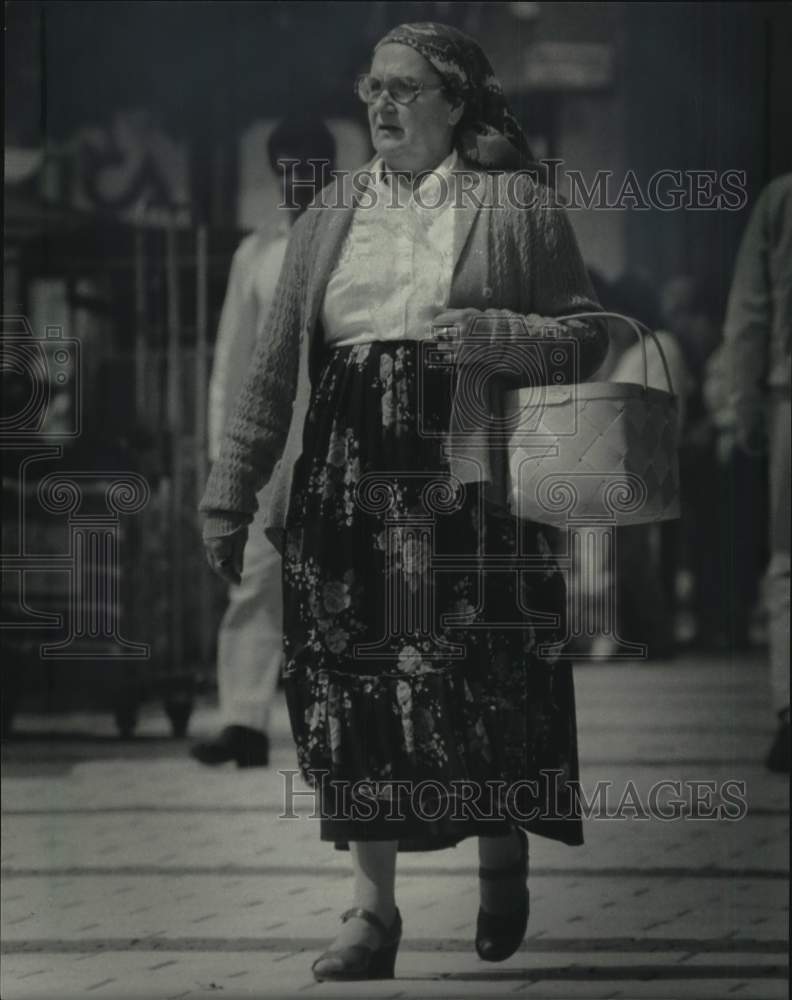 1985 Press Photo Scandinavia-Many styles of ethnic dress can be seen in Rinkeby - Historic Images