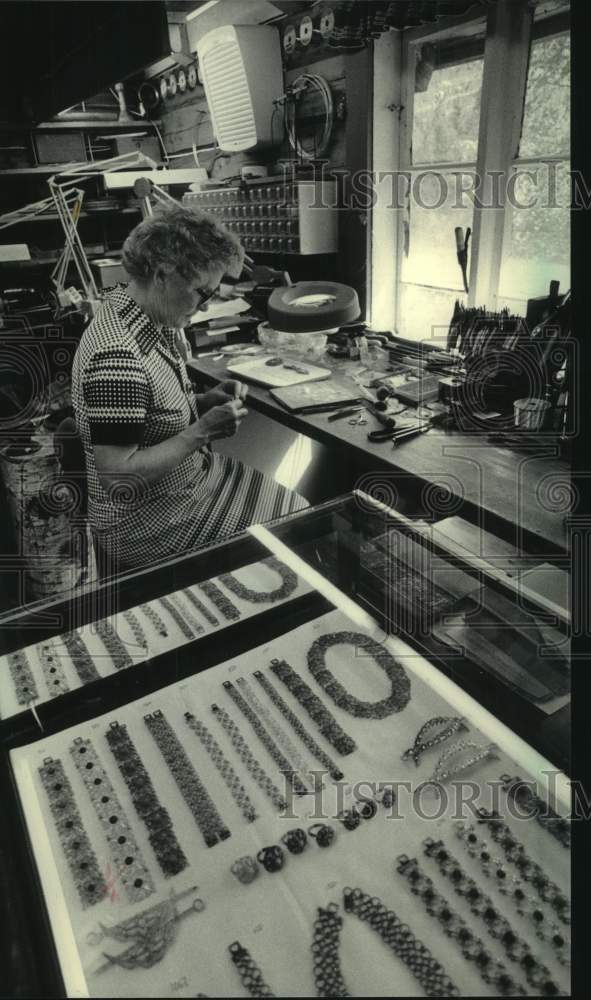 1985 Press Photo Silversmith Torleiv Bjorgum works in studio, Nomeland, Norway - Historic Images