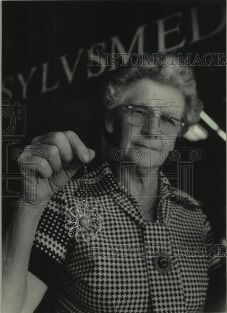 1985 Press Photo Silversmith Torleiv Bjorgum with pendant, Nomeland, Norway - Historic Images