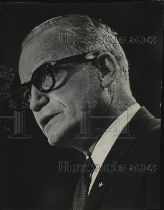 1964 Press Photo Barry Goldwater upon arrival at the Pfister Hotel - mjc30728 - Historic Images