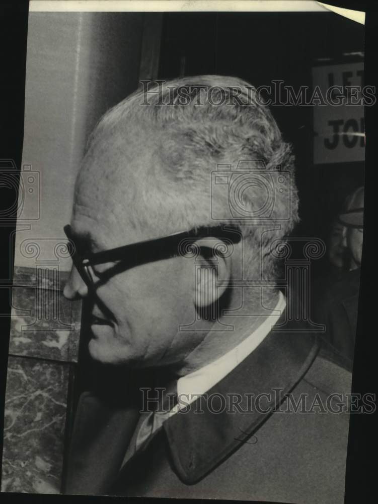1964, Senator Barry Goldwater upon arriving at the Pfister Hotel - Historic Images