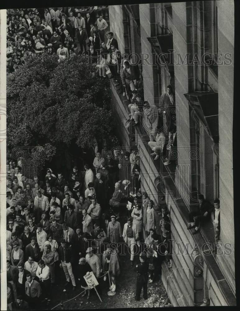 Press Photo Crowd listening to Senator Barry Goldwater speaking, Wisconsin - Historic Images