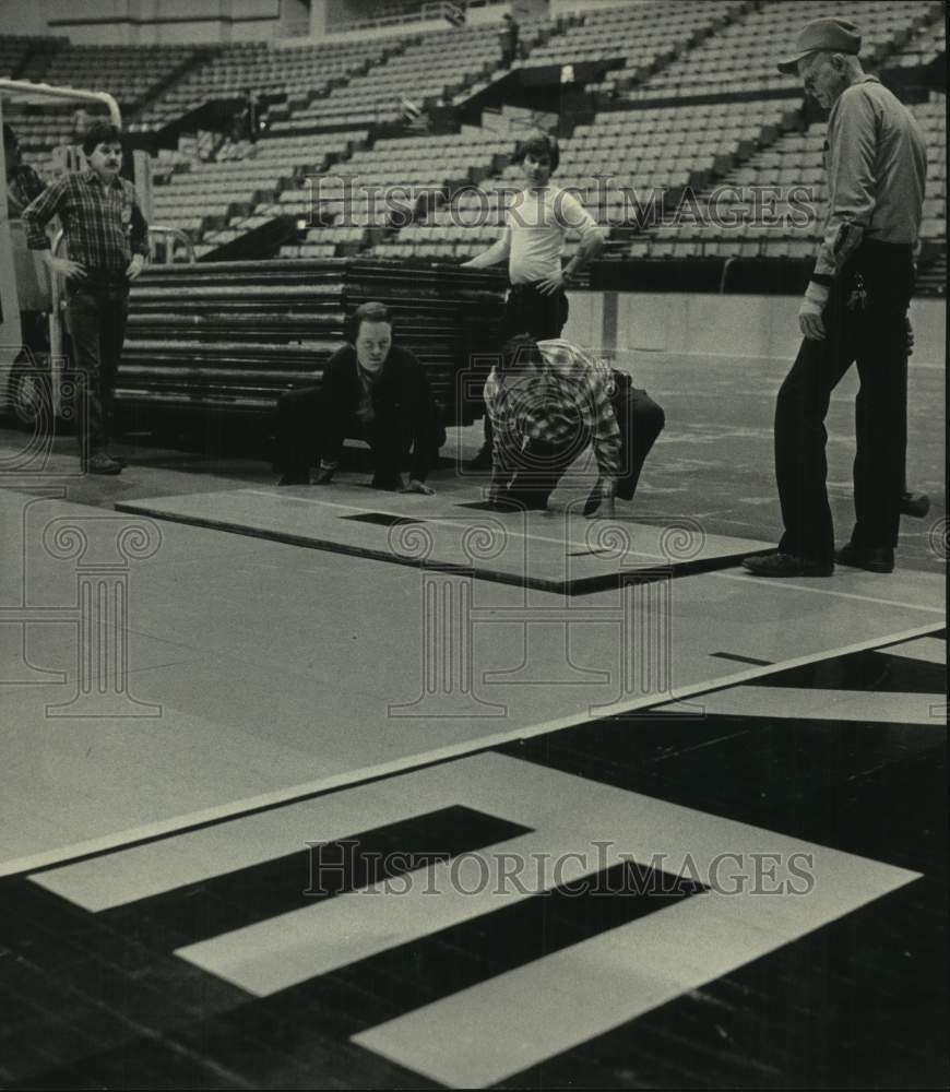 1984 Press Photo Workers lay floor in Milwaukee Auditorium Sports Arena. - Historic Images