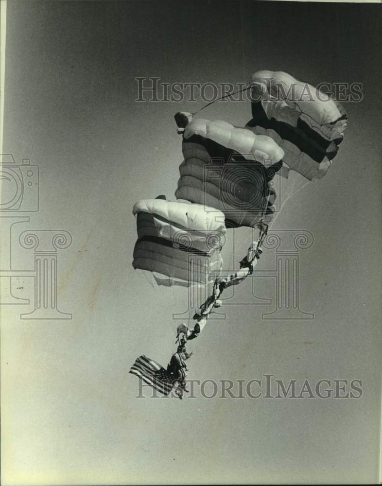 1981 Press Photo Parachute Act at Experimental Aircraft Association Convention - Historic Images