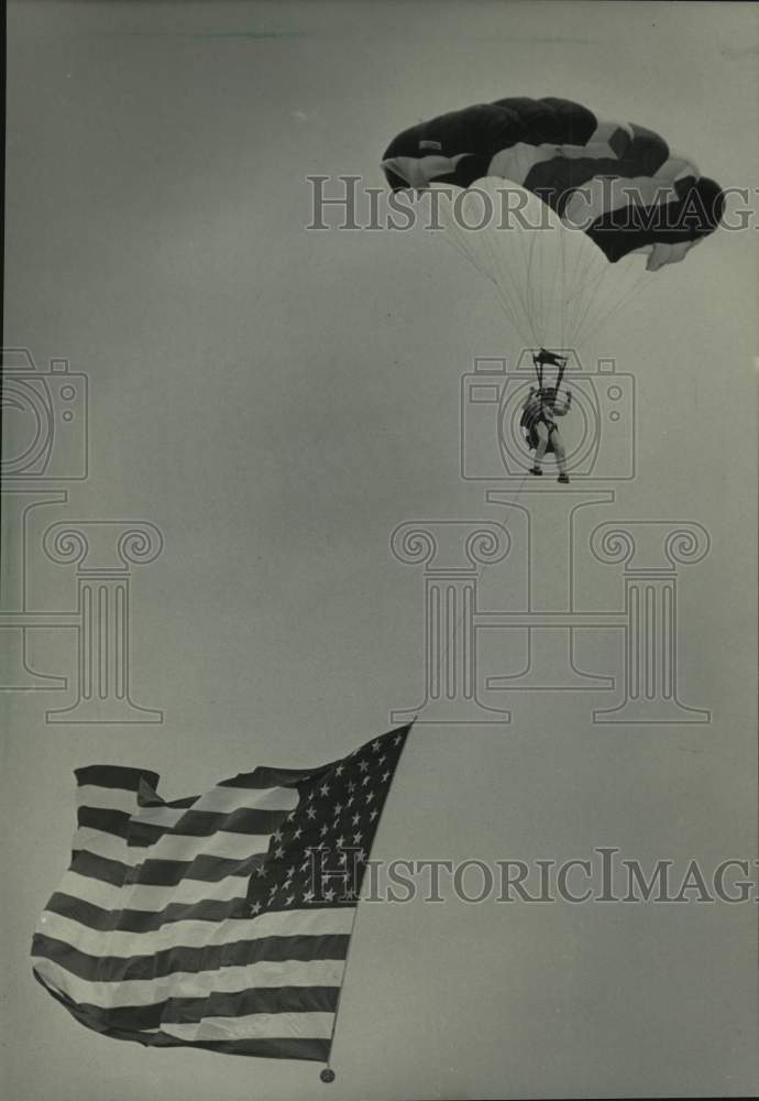 1984 Press Photo parachutist J.T Hill opens the Experimental Craft Air show, WI - Historic Images