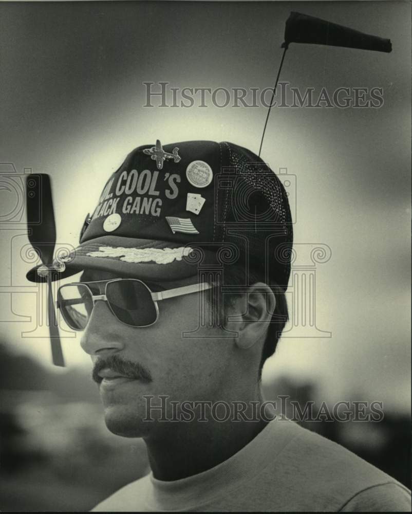 1984 Press Photo Experimental Aviation Association airshow fan Mike Westveer, WI - Historic Images