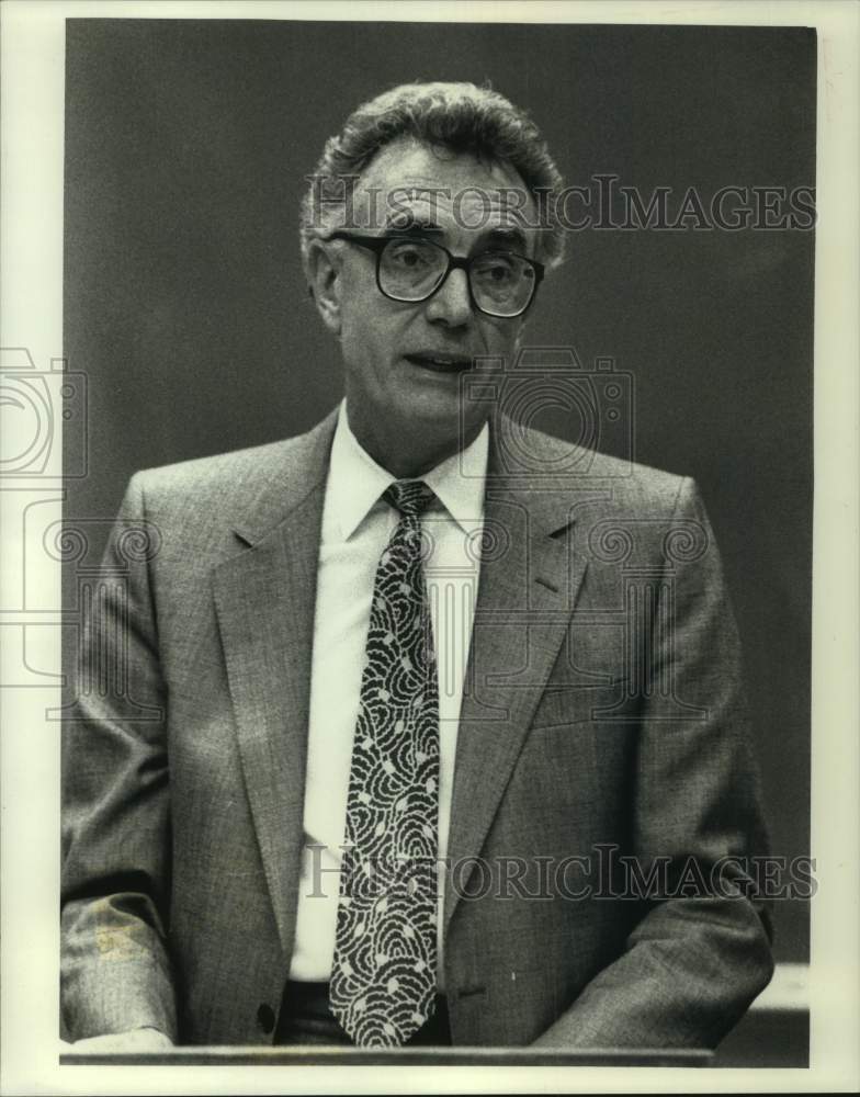 1989 Press Photo Sig Gissler &quot;Death &amp; Media&quot; speech Journalism Honor Society - Historic Images