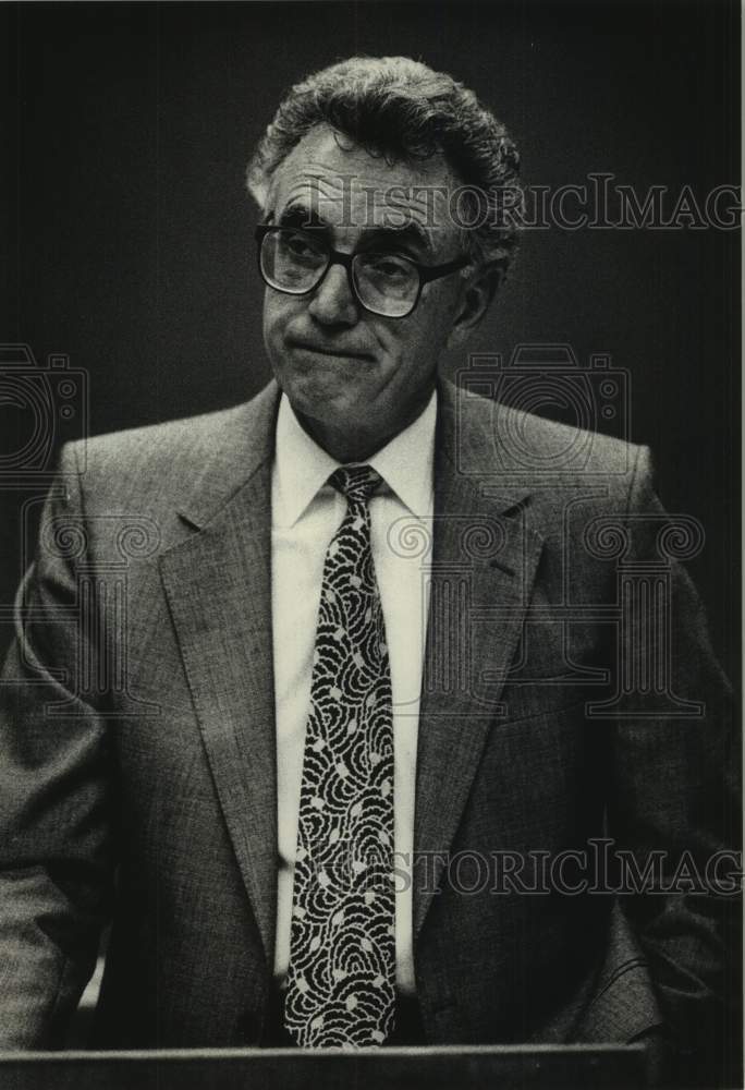 1989 Press Photo Journal Editor Sig Gissler speaking to Marquette students, WI - Historic Images