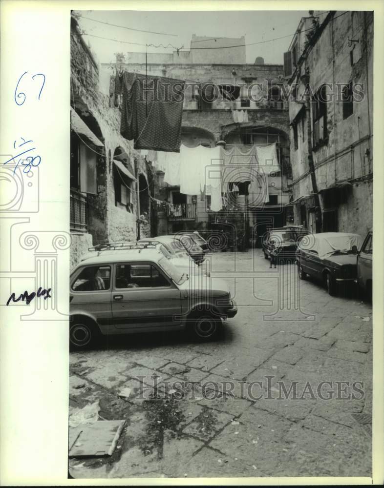 1982 Press Photo Wash hanging on lines between building in Naples slum area - Historic Images