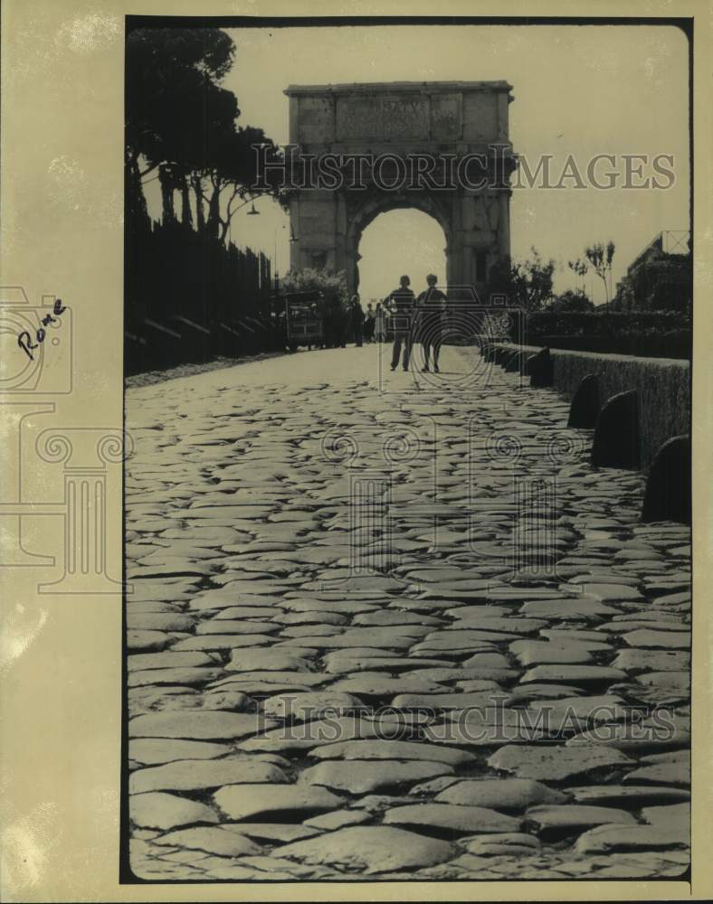 1982 Press Photo Stone walkway leading to the archway at the Roman Forum, Italy - Historic Images