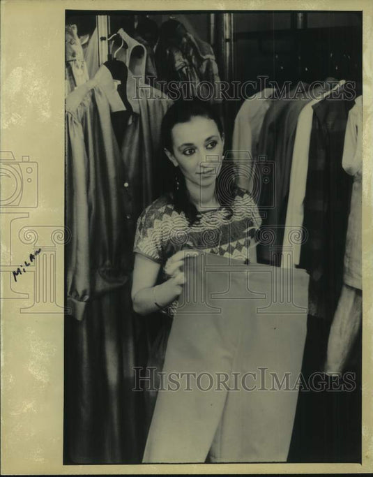 1982 Press Photo Christina Gavotte showing Giorgio Armani clothing, Milan, Italy - Historic Images