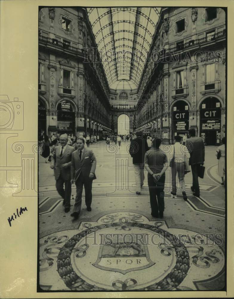 1982 Press Photo Visitors at the Galleria Vittorio Emanuele, Milan, Italy - Historic Images