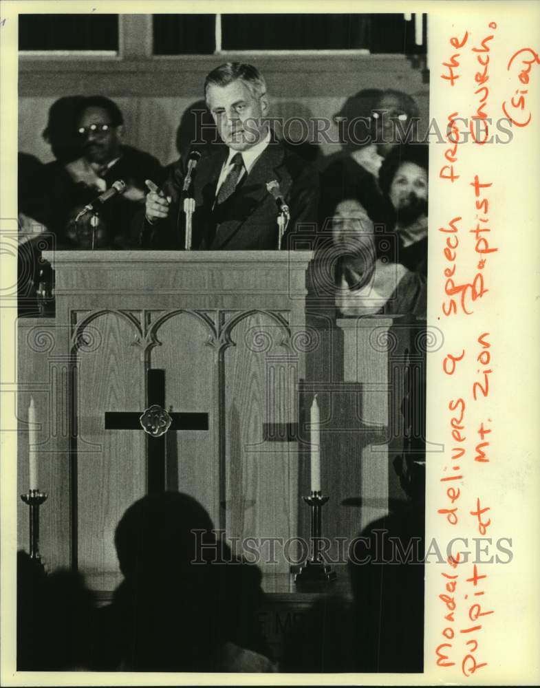 1980 Press Photo Walter Mondale speaking at Mt. Zion Baptist Church, Milwaukee - Historic Images