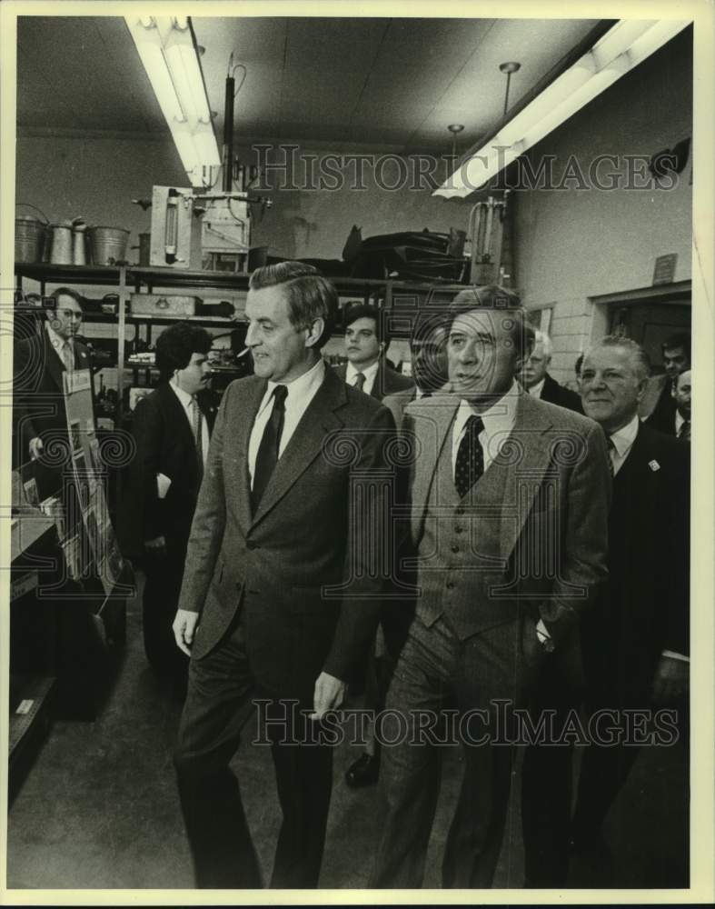 1980 Press Photo Walter Mondale presidential campaign in Milwaukee, Wisconsin - Historic Images