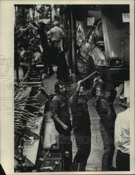 1975 Press Photo American Motors Corp. plant Pacer assembly line, Kenosha - Historic Images