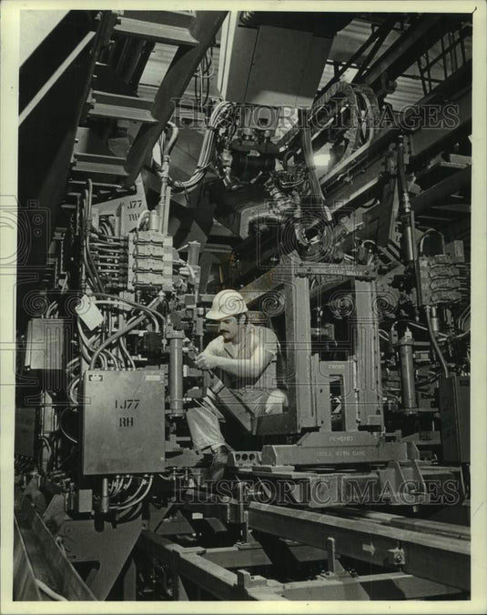 1982 Press Photo "Robogate" robot aligns and spot-welds car bodies, Janesville - Historic Images