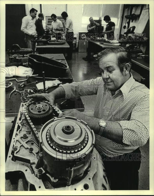 1981 Press Photo John Resop & others attend General Motors Training Center - Historic Images