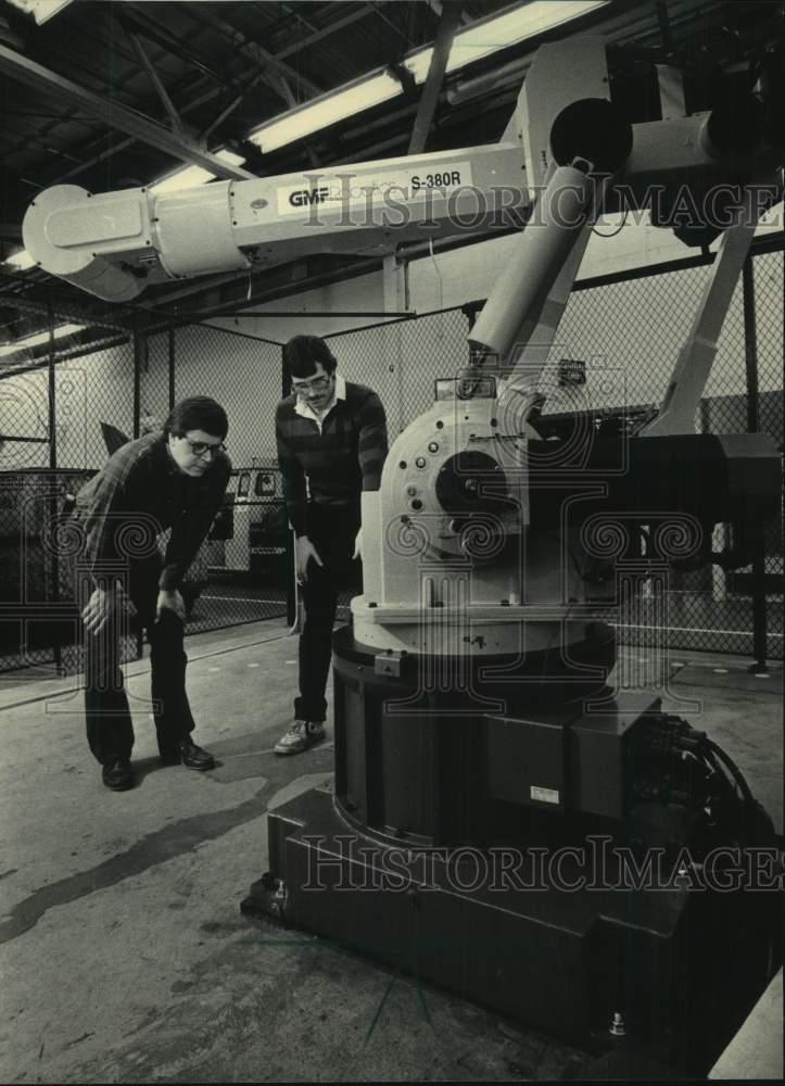 1986 Press Photo Thomas Bielski, Michael Casey &amp; training robot, General Motors - Historic Images