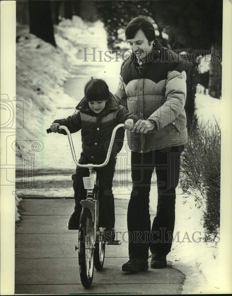1982 Press Photo Laid off General Motors worker Kenneth Olander and son Corey - Historic Images