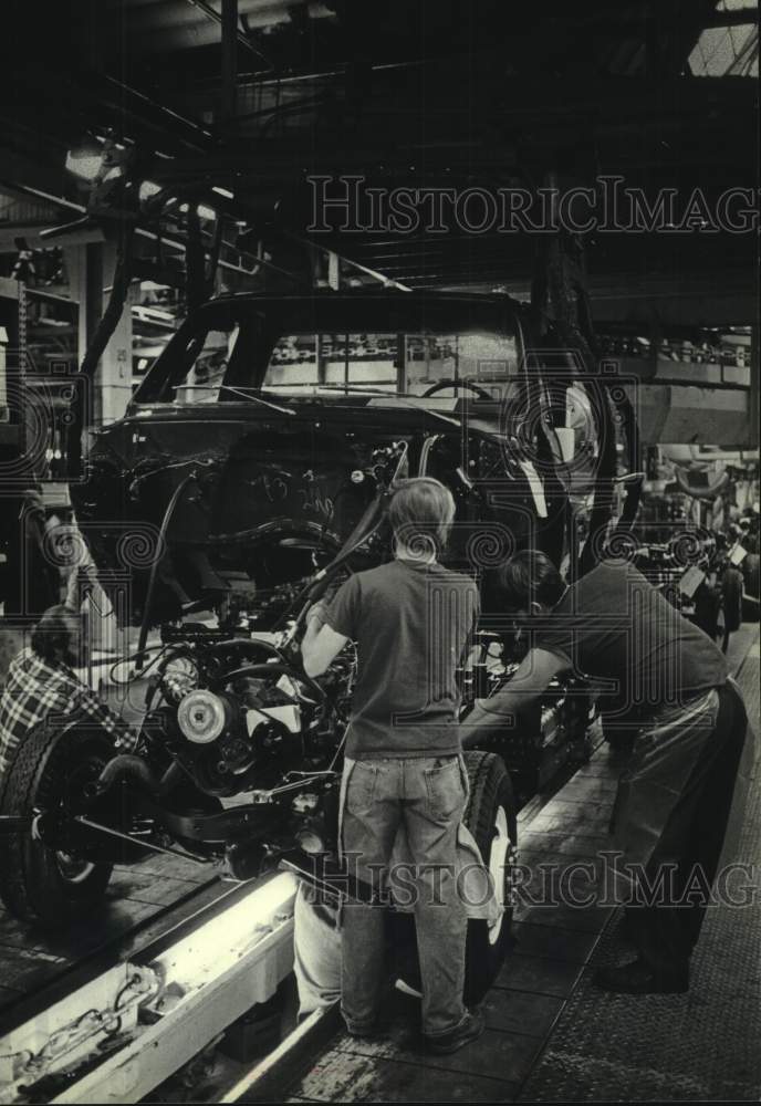 1979 Press Photo General Motors employees, Janesville, Wisconsin plant - Historic Images