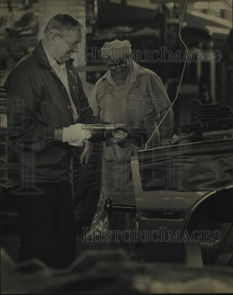 1982 Press Photo General Motors employees work on car, Janesville, Wisconsin - Historic Images