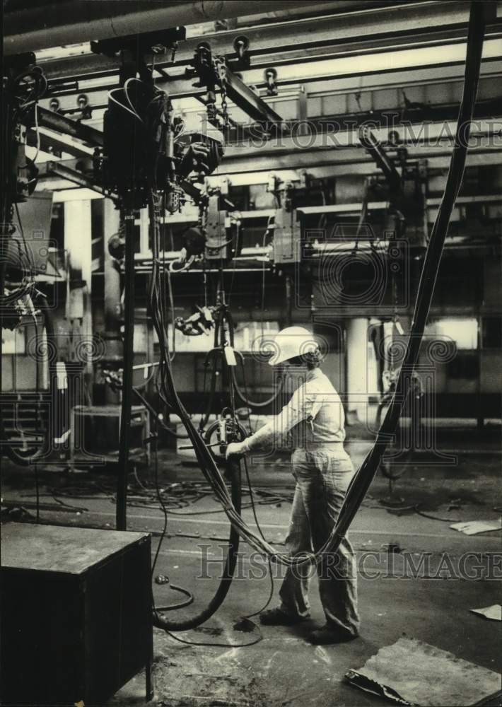 1981 Press Photo General Motors pipe fitter working, Janesville, Wisconsin plant - Historic Images