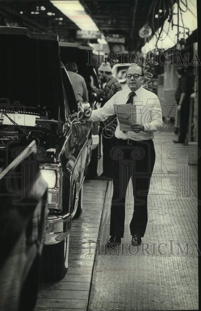1979 Press Photo General Motors manager Everett O. Siegele checks vehicle - Historic Images