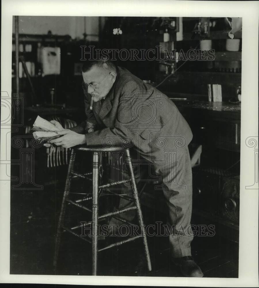 Press Photo Charles Steinmetz leaning on stool - mjc30825 - Historic Images