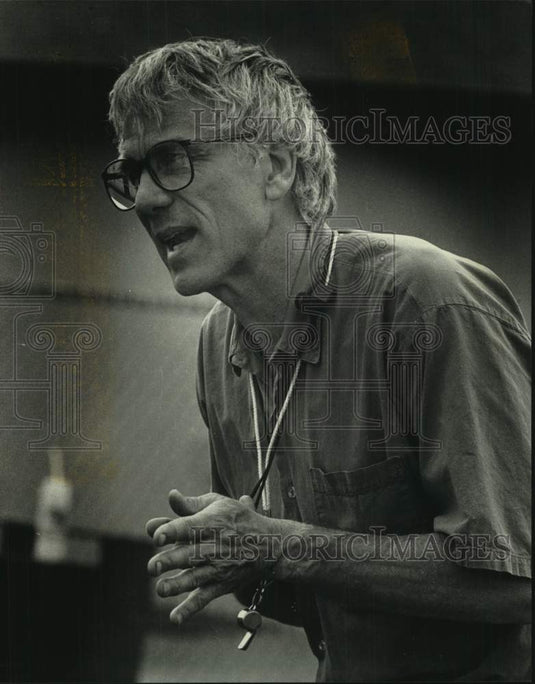 1992 Press Photo Brian Steinke talking to Kettle Moraine track team - mjc30855 - Historic Images