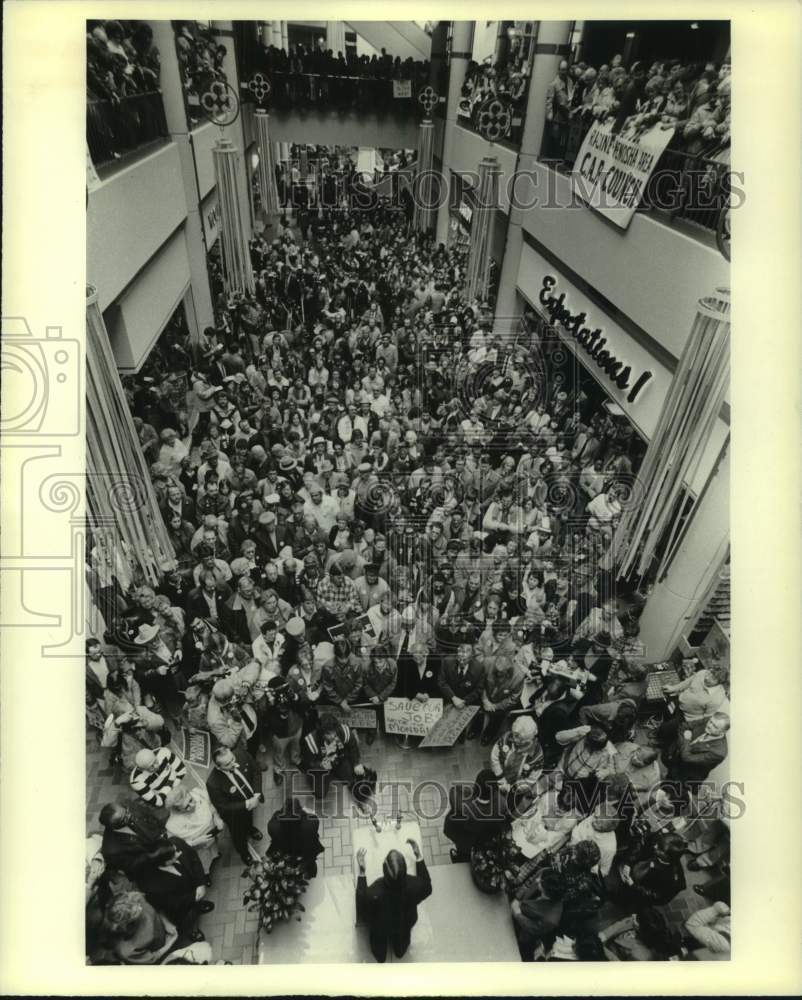 1984 Press Photo Walter Mondale campaigning at mall in Milwaukee, Wisconsin - Historic Images