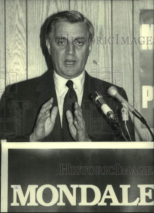 1984 Press Photo Candidate Walter Mondale speaks at podium, Queens, New York - Historic Images