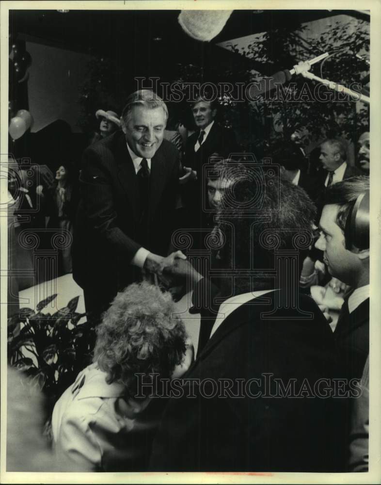 1984 Press Photo Candidate Walter Mondale after rally, Milwaukee, Wisconsin - Historic Images